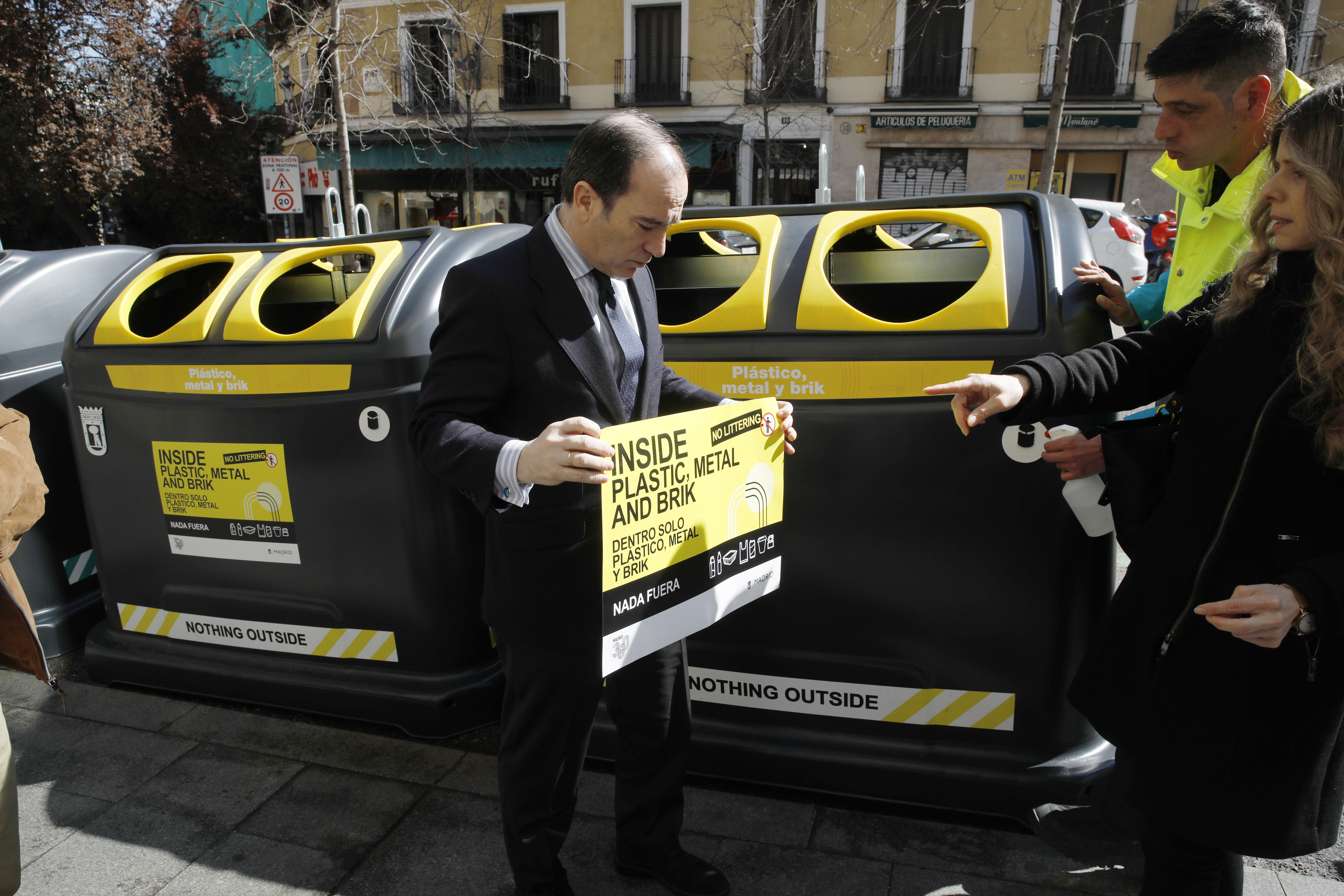 Carabante con nuevas etiquetas contenedores